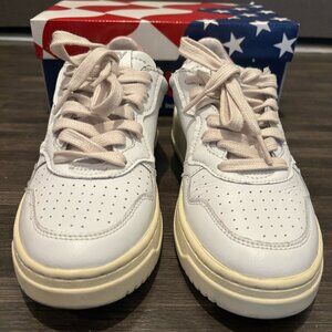 Women's Autry Medalist Sneakers in White/Pink